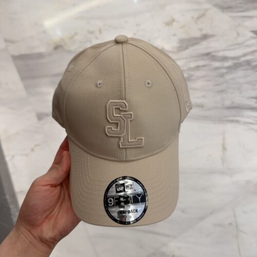 【AT4168】🧢 YSL サンローラン x ニューエラ コラボレーション 9FORTY SL 刺繍ベースボールキャップ – ベージュ