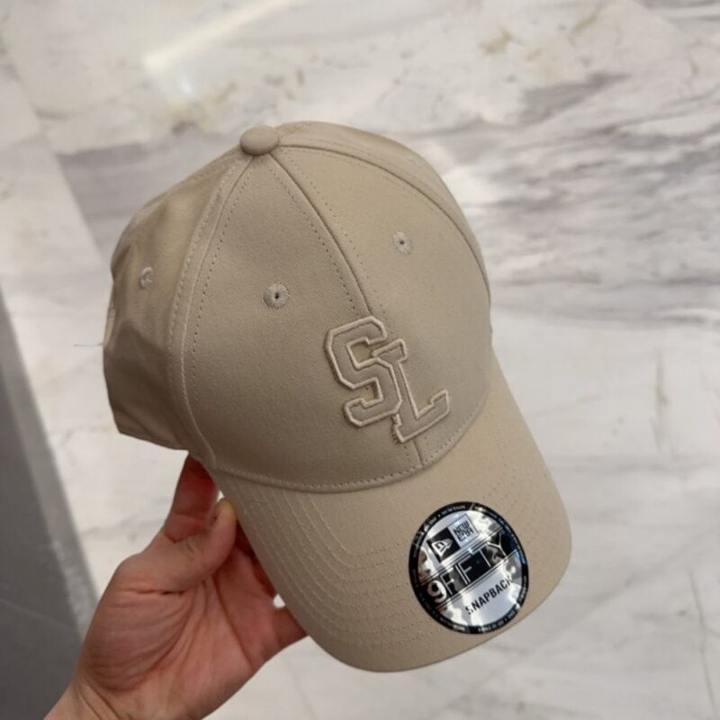【AT4168】🧢 YSL サンローラン x ニューエラ コラボレーション 9FORTY SL 刺繍ベースボールキャップ – ベージュ