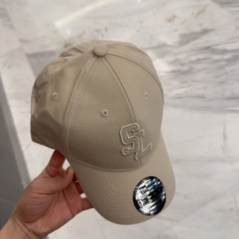 【AT4168】🧢 YSL サンローラン x ニューエラ コラボレーション 9FORTY SL 刺繍ベースボールキャップ – ベージュ