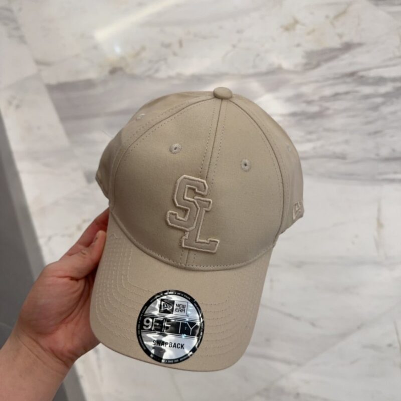 【AT4168】🧢 YSL サンローラン x ニューエラ コラボレーション 9FORTY SL 刺繍ベースボールキャップ – ベージュ