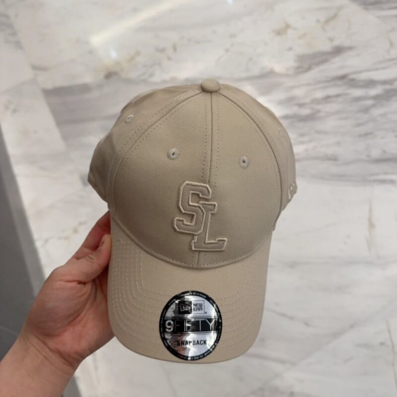 【AT4168】🧢 YSL サンローラン x ニューエラ コラボレーション 9FORTY SL 刺繍ベースボールキャップ – ベージュ
