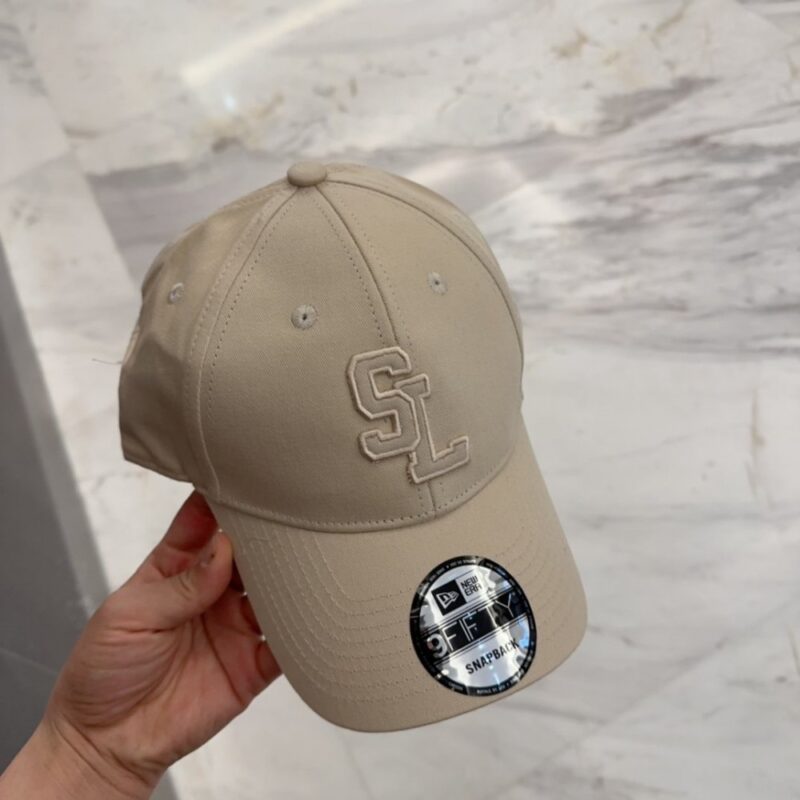 【AT4168】🧢 YSL サンローラン x ニューエラ コラボレーション 9FORTY SL 刺繍ベースボールキャップ – ベージュ