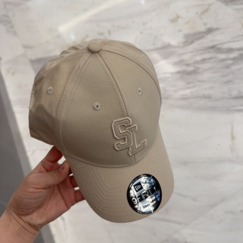 【AT4168】🧢 YSL サンローラン x ニューエラ コラボレーション 9FORTY SL 刺繍ベースボールキャップ – ベージュ