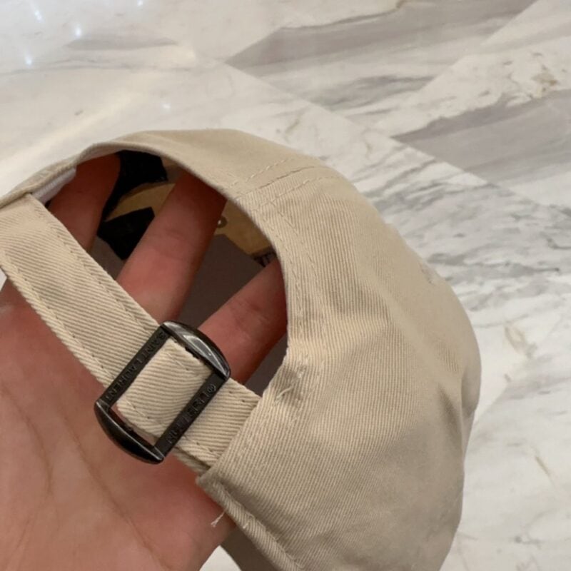 【AT4168】🧢 YSL サンローラン x ニューエラ コラボレーション 9FORTY SL 刺繍ベースボールキャップ – ベージュ