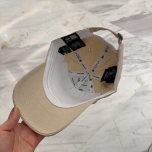 【AT4168】🧢 YSL サンローラン x ニューエラ コラボレーション 9FORTY SL 刺繍ベースボールキャップ – ベージュ