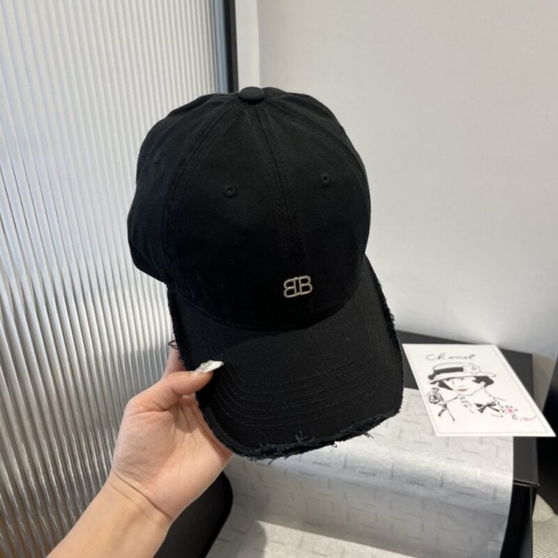 【AT5878】バレンシアガ（Balenciaga）の黒のキャップ - 都会のトレンドを演出する高品質なファッションアクセサリー | Balenciaga