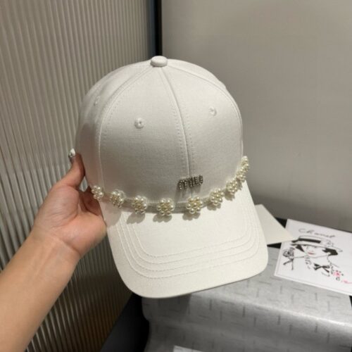 【AT5899】パール装飾の純白ダックビルキャップ | お洒落なミラノファッションブランドのアクセサリー | Miu Miu
