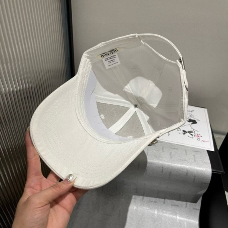 【AT5899】パール装飾の純白ダックビルキャップ | お洒落なミラノファッションブランドのアクセサリー | Miu Miu