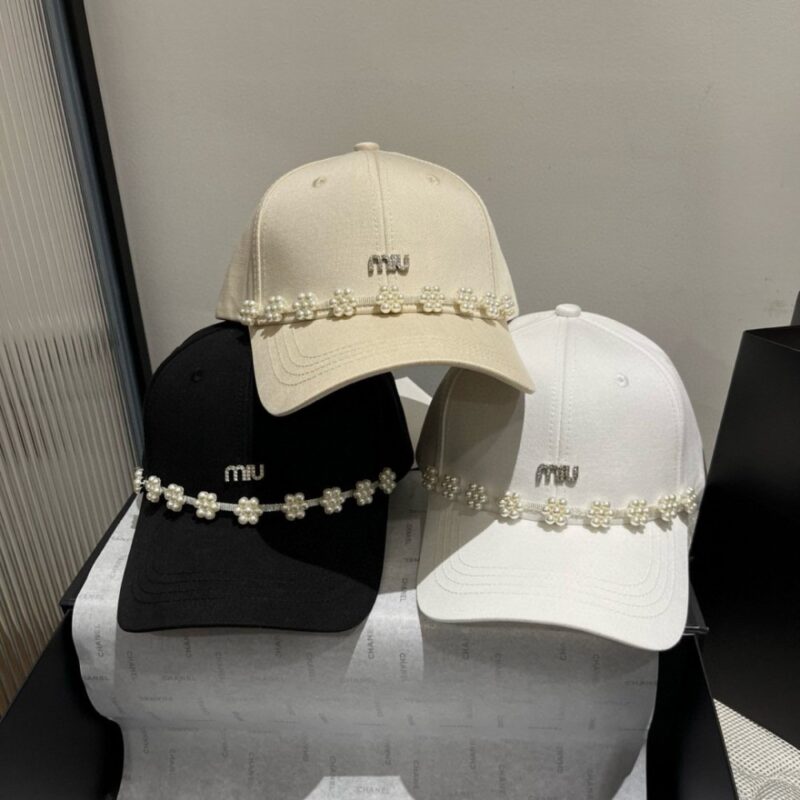 【AT5899】パール装飾の純白ダックビルキャップ | お洒落なミラノファッションブランドのアクセサリー | Miu Miu