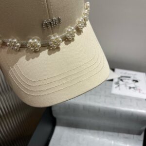 【AT5908】MiuMiuパール装飾つば広帽 - 真珠の輝きとエレガンスを楽しむ | Miu Miu
