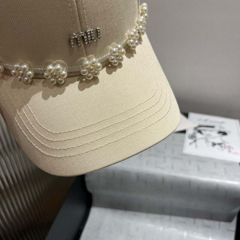 【AT5908】MiuMiuパール装飾つば広帽 - 真珠の輝きとエレガンスを楽しむ | Miu Miu