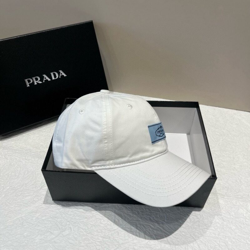 【AT5914】プラダ Prada ホワイトダックビル帽 ピュアホワイトカラーの快適なシルエットとロゴバッジ付き | Prada