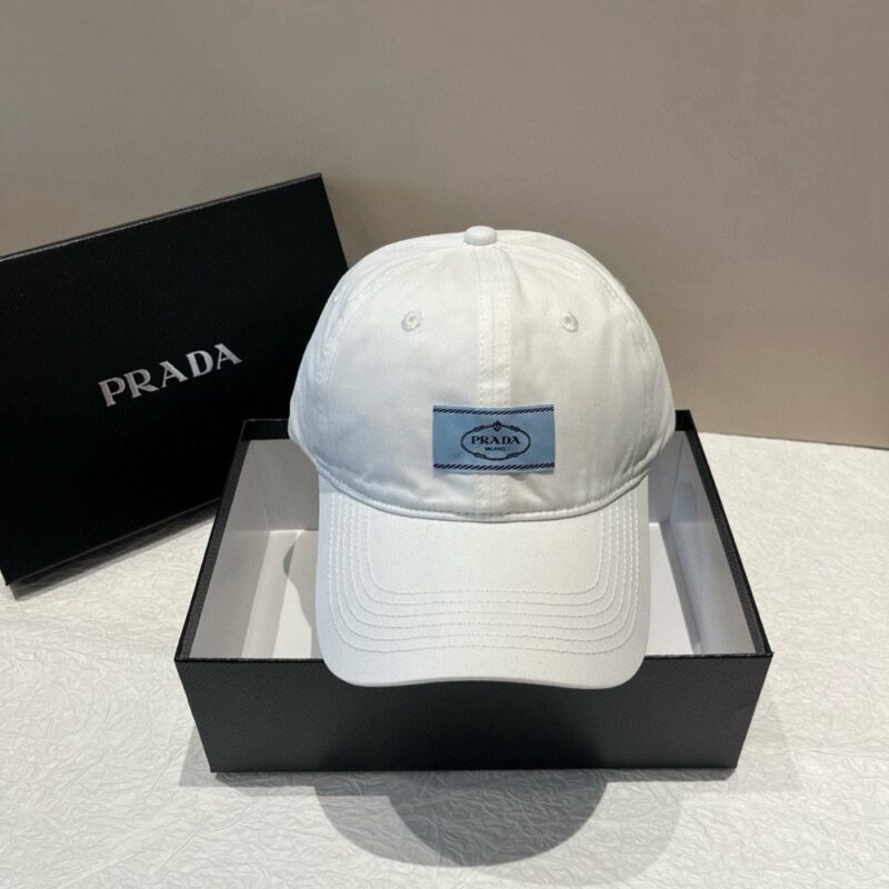 【AT5914】プラダ Prada ホワイトダックビル帽 ピュアホワイトカラーの快適なシルエットとロゴバッジ付き | Prada