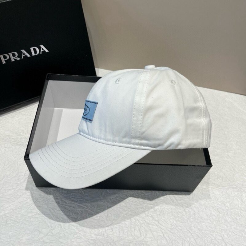 【AT5914】プラダ Prada ホワイトダックビル帽 ピュアホワイトカラーの快適なシルエットとロゴバッジ付き | Prada