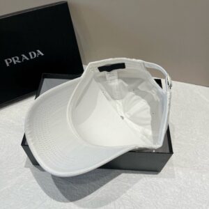 【AT5914】プラダ Prada ホワイトダックビル帽 ピュアホワイトカラーの快適なシルエットとロゴバッジ付き | Prada