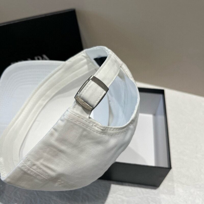 【AT5914】プラダ Prada ホワイトダックビル帽 ピュアホワイトカラーの快適なシルエットとロゴバッジ付き | Prada