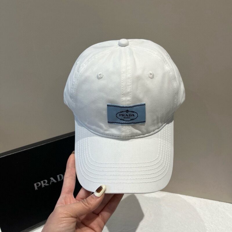 【AT5914】プラダ Prada ホワイトダックビル帽 ピュアホワイトカラーの快適なシルエットとロゴバッジ付き | Prada