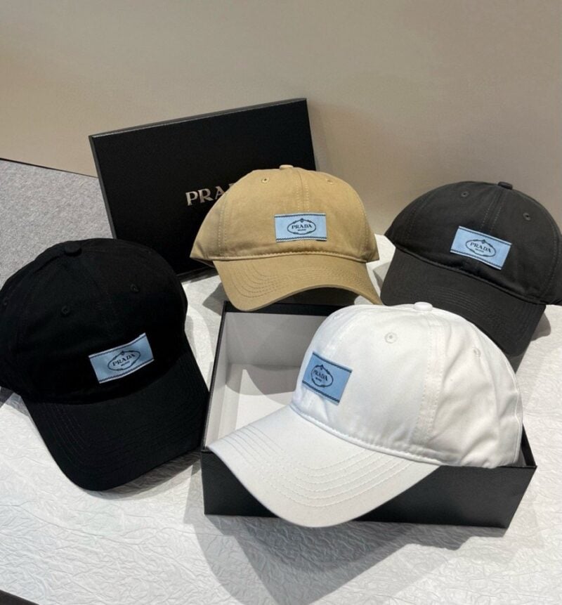 【AT5914】プラダ Prada ホワイトダックビル帽 ピュアホワイトカラーの快適なシルエットとロゴバッジ付き | Prada