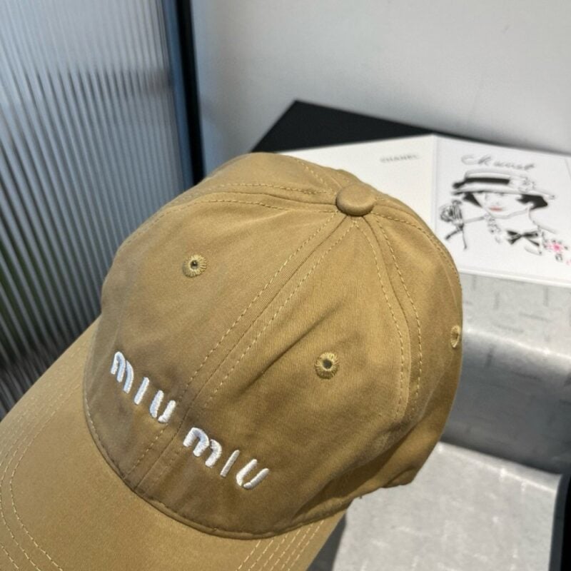 【AT5963】ミウミウ カジュアルなカーキ色ニットベースボールキャップ | Miu Miu