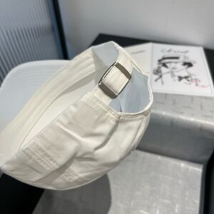 【AT5965】ミュウミュウクラシックホワイトキャップ - スタイリッシュでエレガントなファッションアクセント | Miu Miu