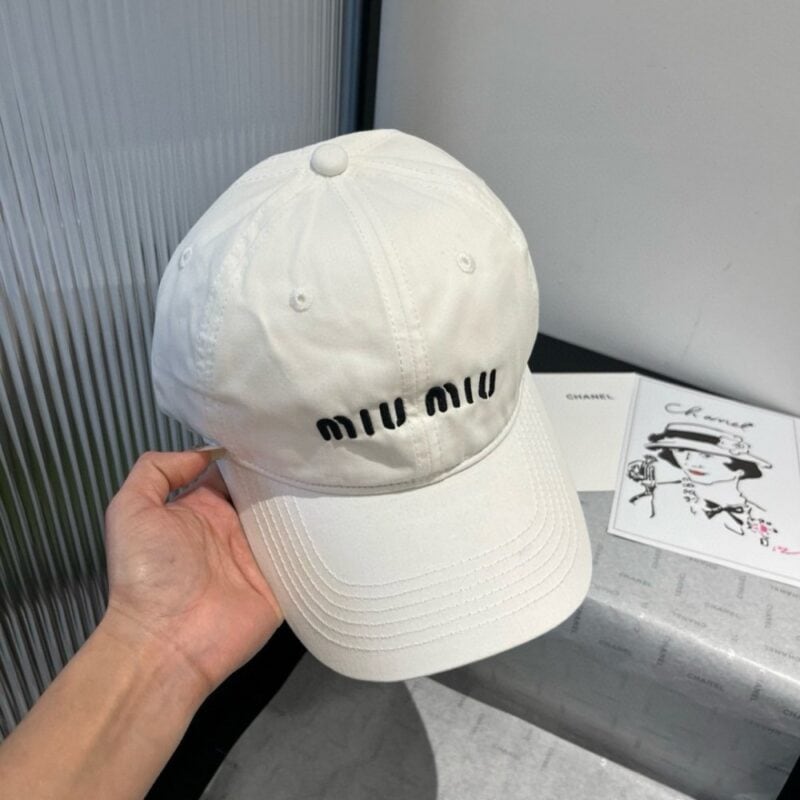 【AT5965】ミュウミュウクラシックホワイトキャップ - スタイリッシュでエレガントなファッションアクセント | Miu Miu