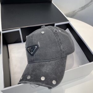 【AT6028】Prada（プラダ）クラシックウォッシュドベースボールキャップ - グレー｜ストリートファッション＆アウトドアスタイルに最適 | Prada Milano