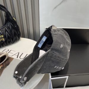 【AT6028】Prada（プラダ）クラシックウォッシュドベースボールキャップ - グレー｜ストリートファッション＆アウトドアスタイルに最適 | Prada Milano