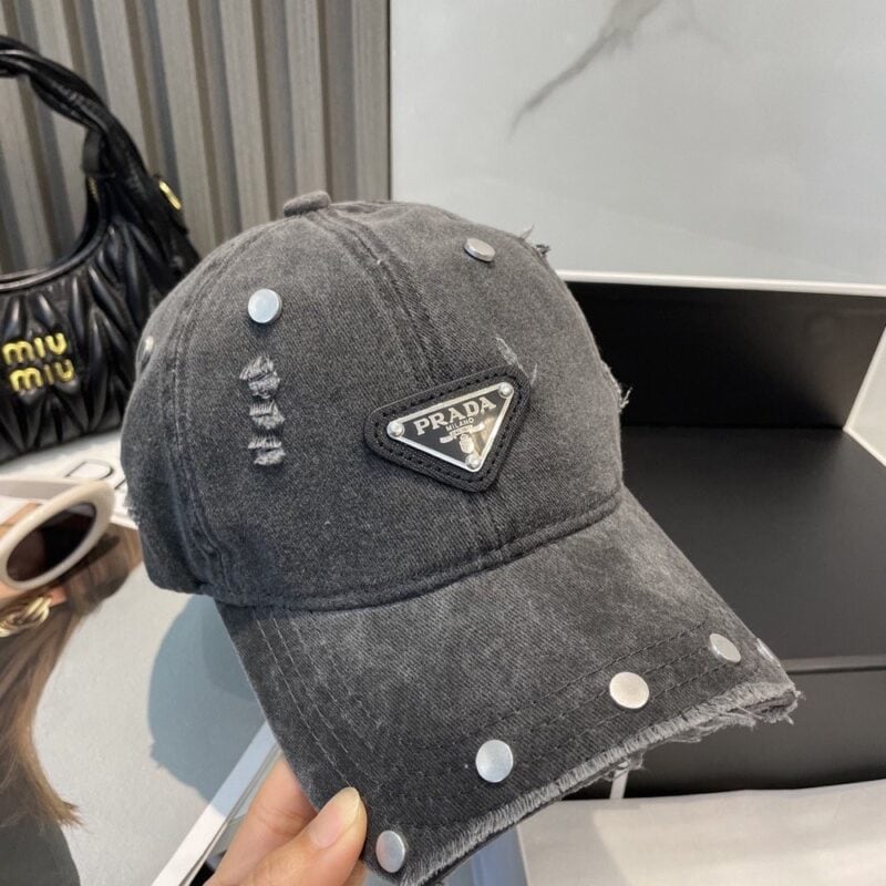 【AT6028】Prada（プラダ）クラシックウォッシュドベースボールキャップ - グレー｜ストリートファッション＆アウトドアスタイルに最適 | Prada Milano