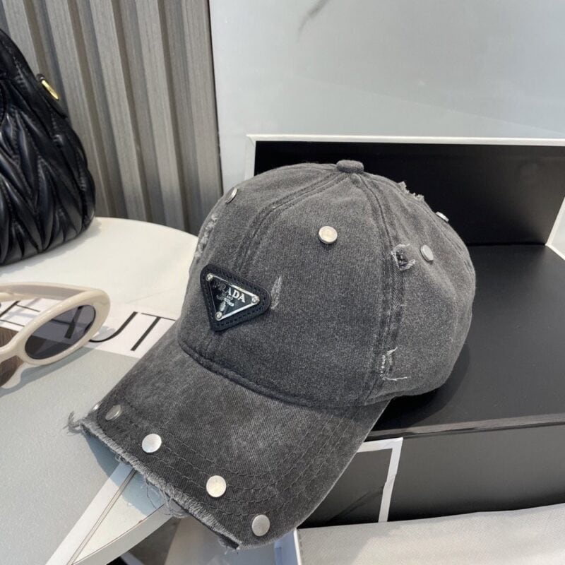 【AT6028】Prada（プラダ）クラシックウォッシュドベースボールキャップ - グレー｜ストリートファッション＆アウトドアスタイルに最適 | Prada Milano