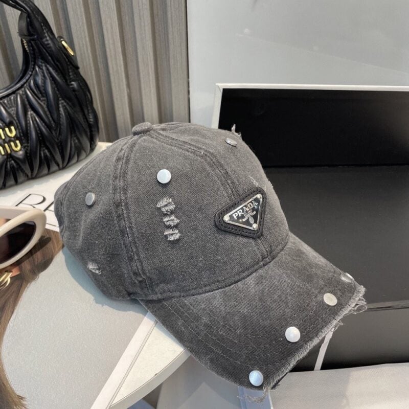 【AT6028】Prada（プラダ）クラシックウォッシュドベースボールキャップ - グレー｜ストリートファッション＆アウトドアスタイルに最適 | Prada Milano