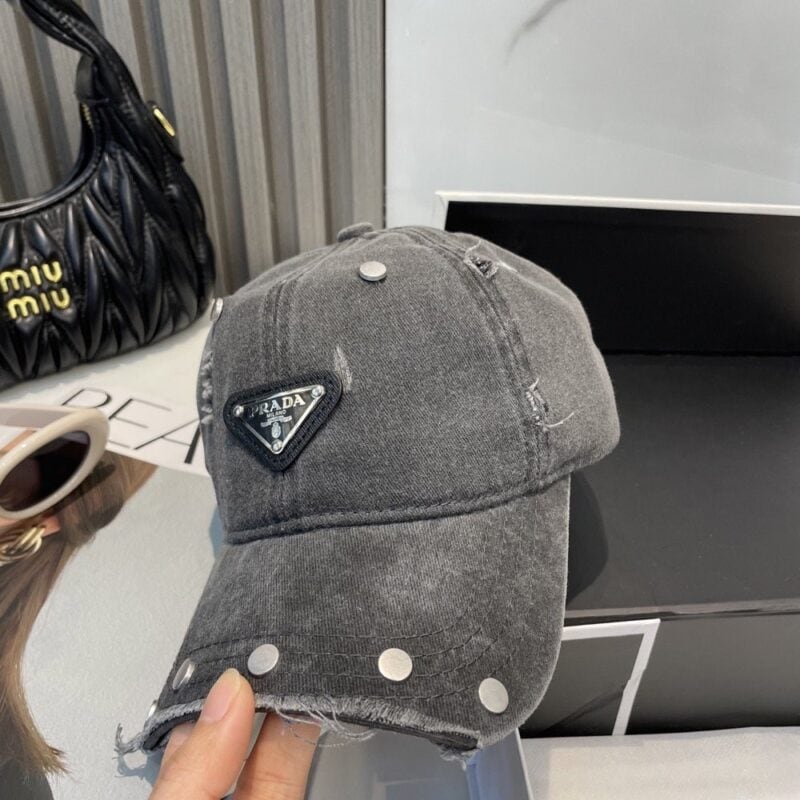 【AT6028】Prada（プラダ）クラシックウォッシュドベースボールキャップ - グレー｜ストリートファッション＆アウトドアスタイルに最適 | Prada Milano