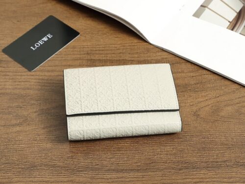【AT6071】Loewe（ロエベ）の高品質レザーウォレット - 都会の成功者にふさわしい究極のクラフトマンシップ | Loewe Madrid