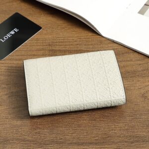 【AT6071】Loewe（ロエベ）の高品質レザーウォレット - 都会の成功者にふさわしい究極のクラフトマンシップ | Loewe Madrid