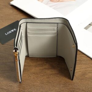 【AT6071】Loewe（ロエベ）の高品質レザーウォレット - 都会の成功者にふさわしい究極のクラフトマンシップ | Loewe Madrid