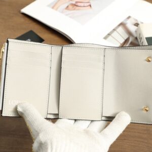 【AT6071】Loewe（ロエベ）の高品質レザーウォレット - 都会の成功者にふさわしい究極のクラフトマンシップ | Loewe Madrid