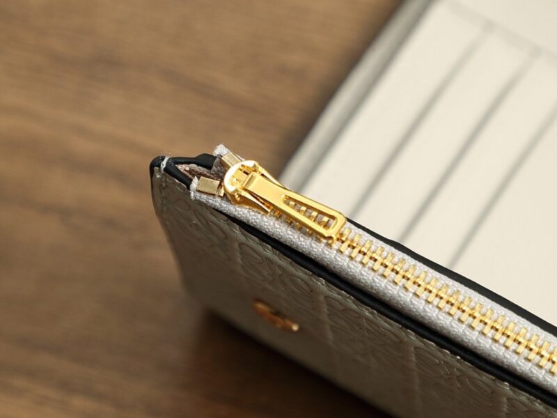 【AT6071】Loewe（ロエベ）の高品質レザーウォレット - 都会の成功者にふさわしい究極のクラフトマンシップ | Loewe Madrid