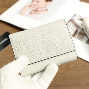 【AT6071】Loewe（ロエベ）の高品質レザーウォレット - 都会の成功者にふさわしい究極のクラフトマンシップ | Loewe Madrid