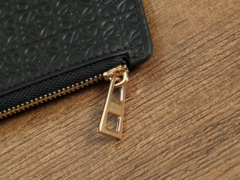 【AT6072】LOEWE ハイエンドレザーグッズ - エレガントな質感のカードケース | Loewe Madrid