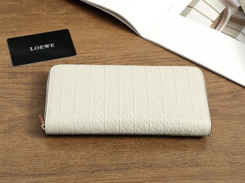 【AT6077】LOEWE（ロエベ）高級ウォレット - エレガントな贅沢と実用性のバランスを極める | Loewe Madrid