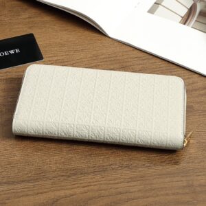 【AT6077】LOEWE（ロエベ）高級ウォレット - エレガントな贅沢と実用性のバランスを極める | Loewe Madrid