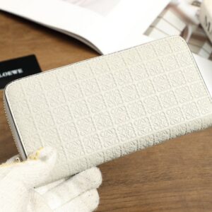 【AT6077】LOEWE（ロエベ）高級ウォレット - エレガントな贅沢と実用性のバランスを極める | Loewe Madrid