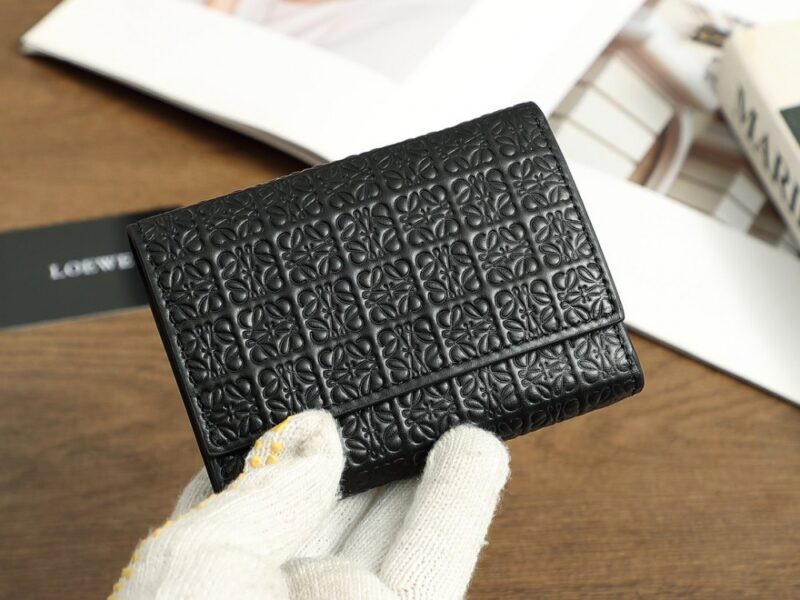 【AT6078】LOEWE（ロエベ）- 黒色の幾何学的な模様リーザースリム財布 | Loewe Madrid