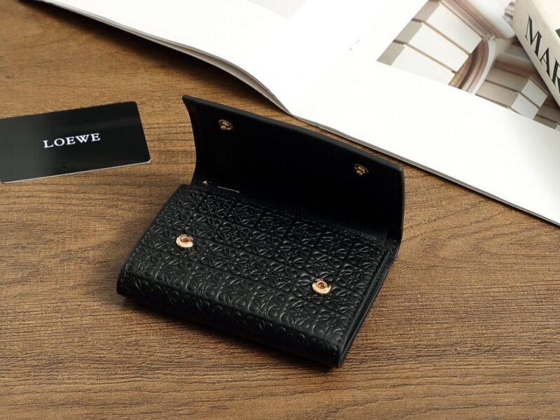 【AT6078】LOEWE（ロエベ）- 黒色の幾何学的な模様リーザースリム財布 | Loewe Madrid