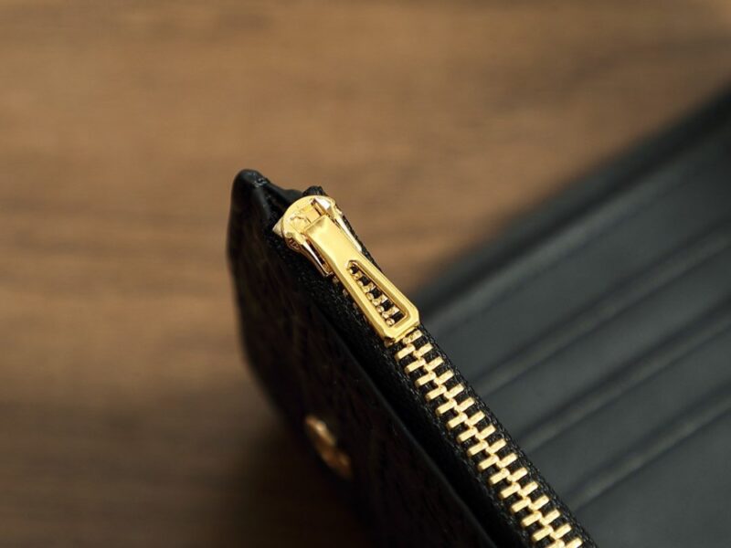 【AT6078】LOEWE（ロエベ）- 黒色の幾何学的な模様リーザースリム財布 | Loewe Madrid
