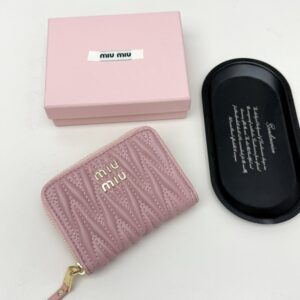 【AT6091】ミュウミュウのクラシックシリーズ ラムスキン財布 - エレガントなピンク色のダイヤモンド型型押し加工入り | Miu Miu