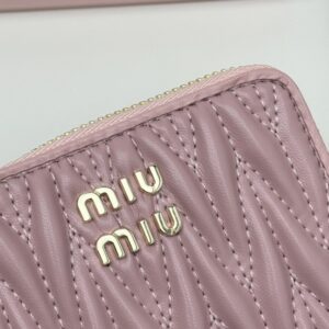 【AT6091】ミュウミュウのクラシックシリーズ ラムスキン財布 - エレガントなピンク色のダイヤモンド型型押し加工入り | Miu Miu