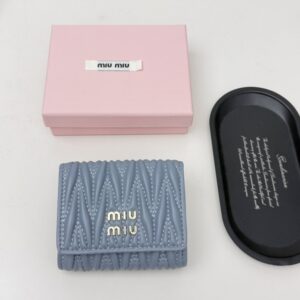 【AT6095】miumiu（ミュウミュウ）羊革カードウォレット - 高貴で優雅なブルーグレーカラー | Miu Miu