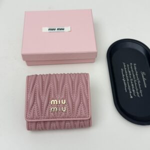 【AT6096】ミュウミュウ ラムスキンコインケース - 優雅なピンクのゴールドロゴと菱形模様 - 女性用ファッション小物 | Miu Miu