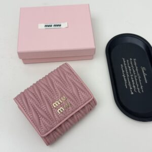 【AT6096】ミュウミュウ ラムスキンコインケース - 優雅なピンクのゴールドロゴと菱形模様 - 女性用ファッション小物 | Miu Miu