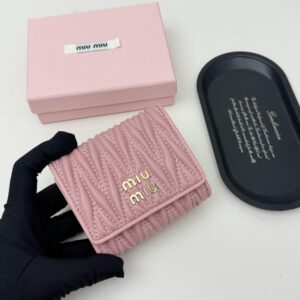【AT6096】ミュウミュウ ラムスキンコインケース - 優雅なピンクのゴールドロゴと菱形模様 - 女性用ファッション小物 | Miu Miu
